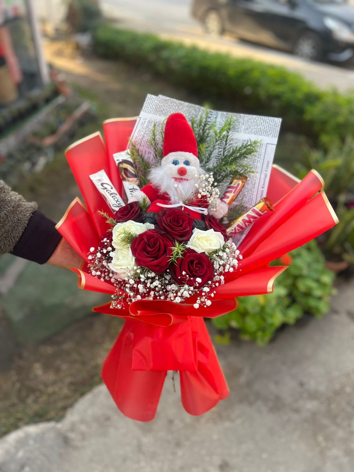 Christmas Gift Set – Small Santa Claus with Red & White Roses and Chocolates Christmas Gift Set – Small Santa Claus with Red & White Roses and Chocolates